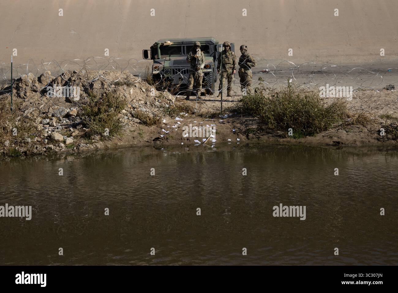 Migliaia di migranti dall'America Latina aspettano al confine meridionale degli Stati Uniti la fine del titolo 42, il governatore del Texas ha ordinato alla Guardia Nazionale del Texas di mantenere la sorveglianza sul confine per impedire l'ingresso massiccio di migranti Foto Stock