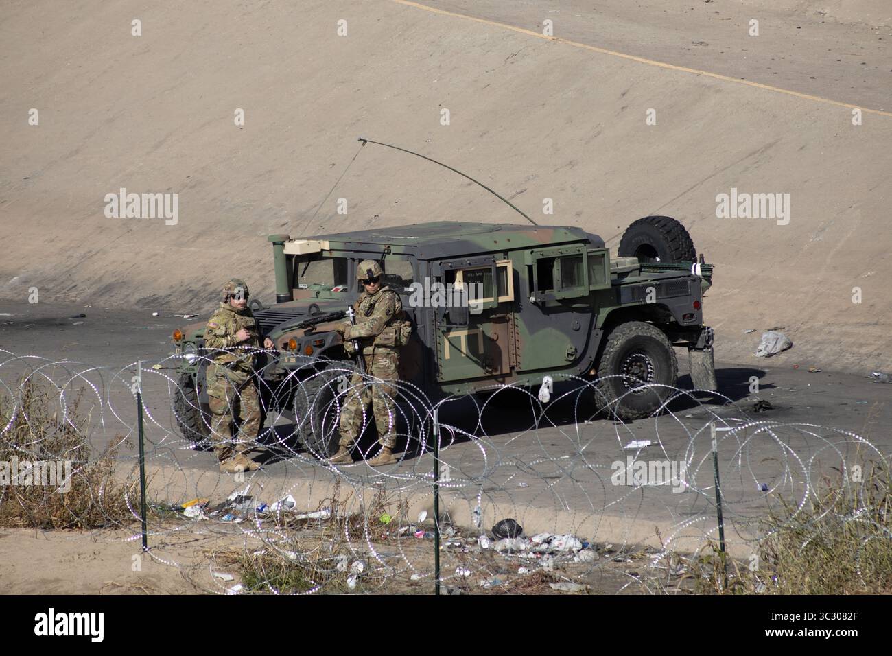 Migliaia di migranti dall'America Latina aspettano al confine meridionale degli Stati Uniti la fine del titolo 42, il governatore del Texas ha ordinato alla Guardia Nazionale del Texas di mantenere la sorveglianza sul confine per impedire l'ingresso massiccio di migranti Foto Stock