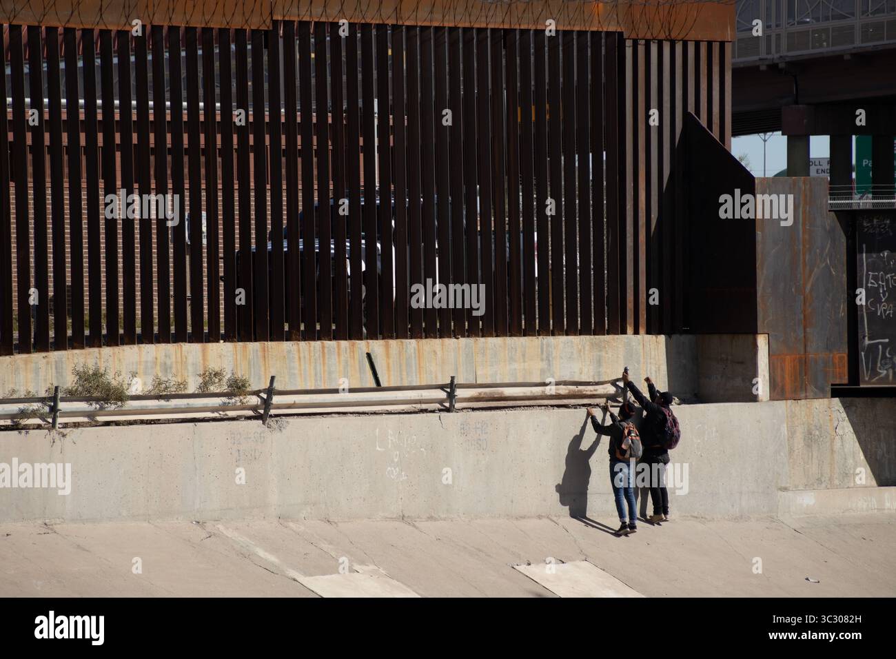 Migliaia di migranti dall'America Latina aspettano al confine meridionale degli Stati Uniti la fine del titolo 42, il governatore del Texas ha ordinato alla Guardia Nazionale del Texas di mantenere la sorveglianza sul confine per impedire l'ingresso massiccio di migranti Foto Stock