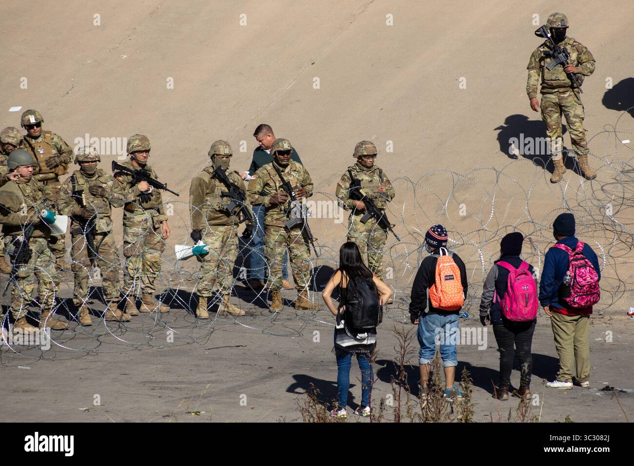 Migliaia di migranti dall'America Latina aspettano al confine meridionale degli Stati Uniti la fine del titolo 42, il governatore del Texas ha ordinato alla Guardia Nazionale del Texas di mantenere la sorveglianza sul confine per impedire l'ingresso massiccio di migranti Foto Stock