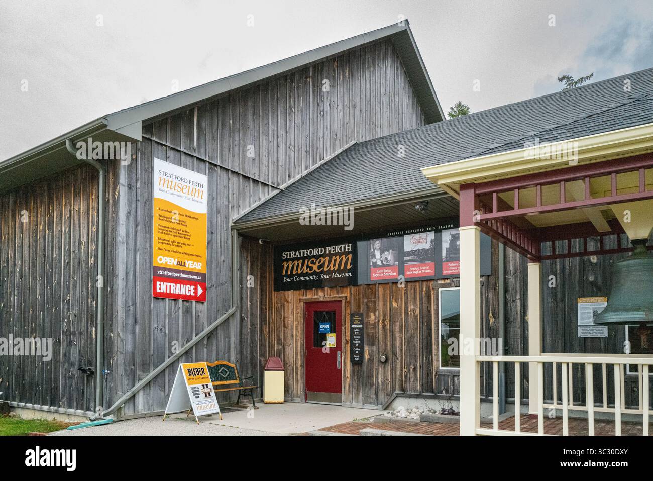 Ingresso principale al museo Stratford-Perth. Il museo ospita una mostra sull'intrattenitore Justin Bieber, originario di Stratford. Foto Stock