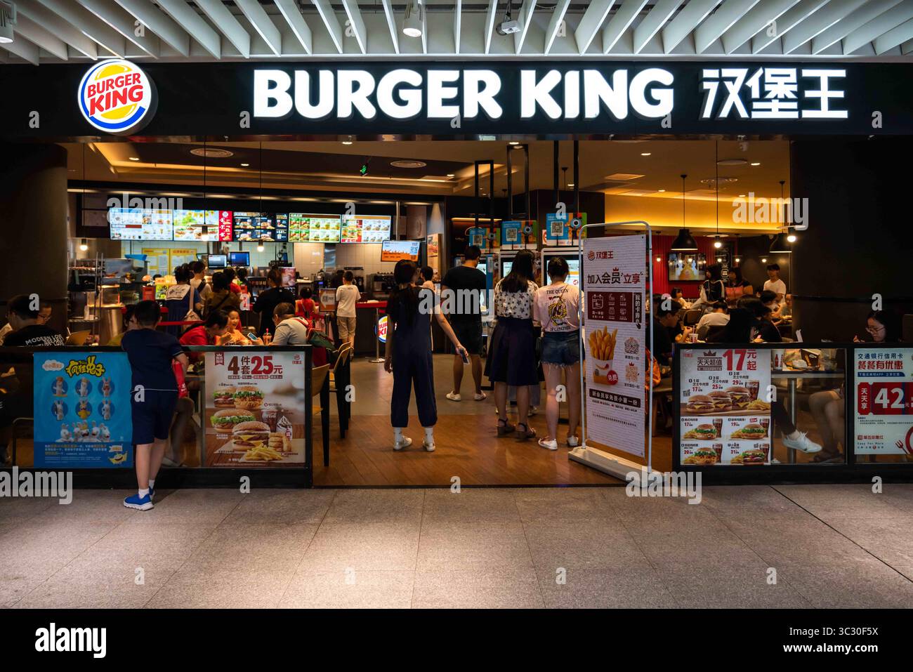25 agosto 2019, Shanghai, Cina: Clienti presso un ristorante Burger King di Shanghai. (Immagine di credito: © Alex Tai/SOPA Images via ZUMA Wire) Foto Stock