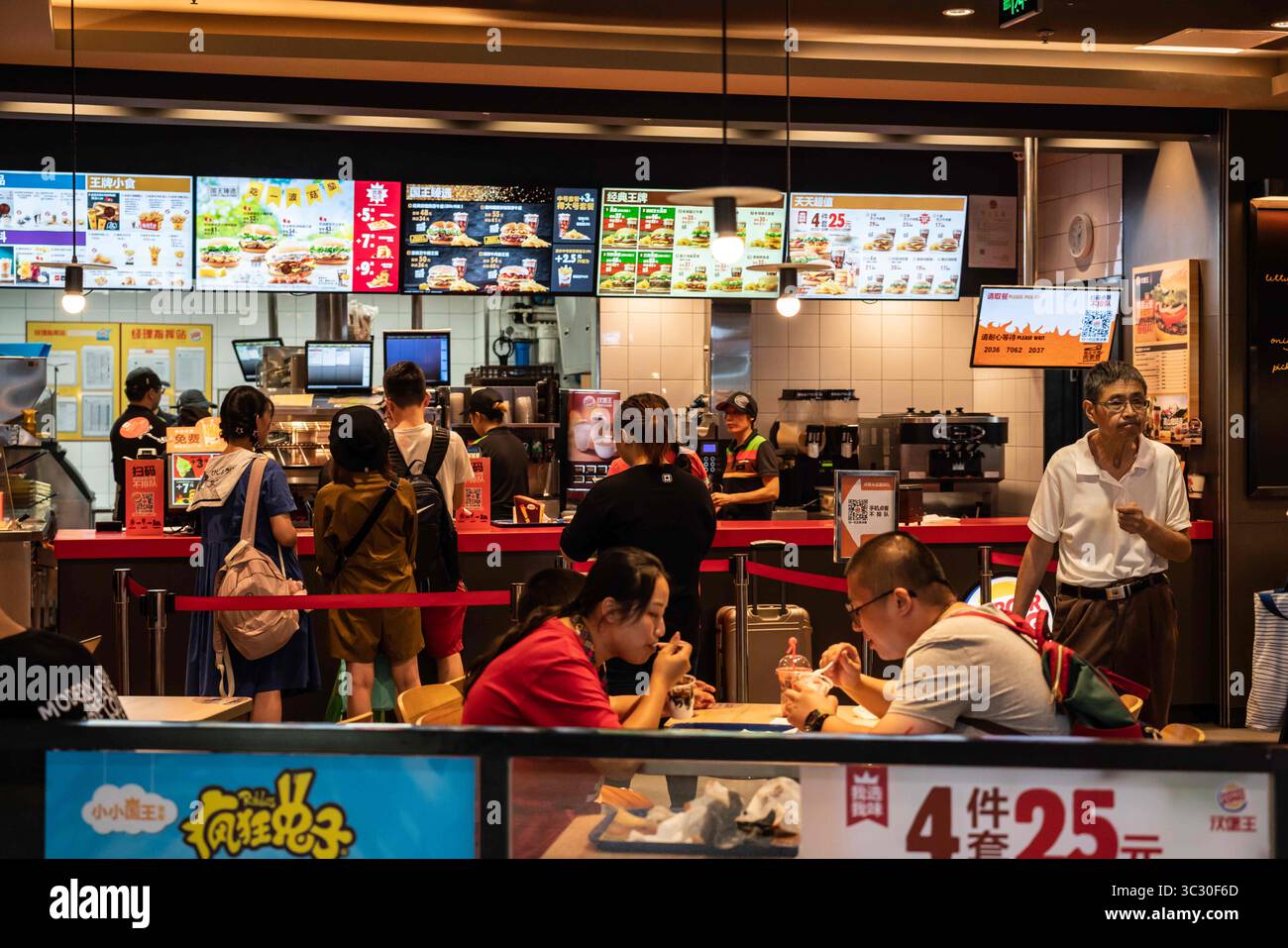 25 agosto 2019, Shanghai, Cina: Clienti presso un ristorante Burger King di Shanghai. (Immagine di credito: © Alex Tai/SOPA Images via ZUMA Wire) Foto Stock
