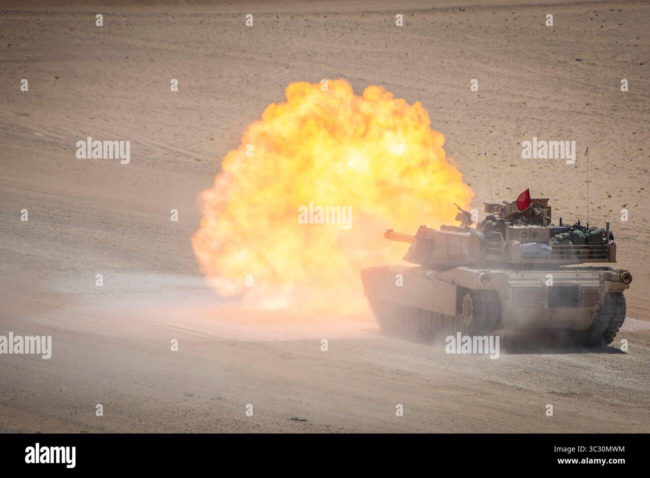 19 agosto 2019 - Camp Buehring, Kuwait - 190819-M-ET529-2016 CAMP BUEHRING, Kuwait (19 agosto 2019) un carro armato M1A1 Abrams, attaccato alla compagnia indiana, Battalion Landing Team 3/5, 11th Marine Expeditionary Unit (MEU), spara il suo cannone principale durante un'esercitazione di fuoco. Il Boxer Amphibious Ready Group e l'11th MEU sono dispiegati nella zona di operazioni della 5th Fleet degli Stati Uniti a sostegno delle operazioni navali per garantire la stabilità e la sicurezza marittima nella regione centrale, collegando il Mediterraneo e il Pacifico attraverso l'Oceano Indiano occidentale e tre punti strategici di strozzatura. (Immagine di credito: © U.S. Marines/ Foto Stock 19 agosto 2019 - Camp Buehring, Kuwait - 190819-M-ET529-2016 CAMP BUEHRING, Kuwait (19 agosto 2019) un carro armato M1A1 Abrams, attaccato alla compagnia indiana, Battalion Landing Team 3/5, 11th Marine Expeditionary Unit (MEU), spara il suo cannone principale durante un'esercitazione di fuoco. Il Boxer Amphibious Ready Group e l'11th MEU sono dispiegati nella zona di operazioni della 5th Fleet degli Stati Uniti a sostegno delle operazioni navali per garantire la stabilità e la sicurezza marittima nella regione centrale, collegando il Mediterraneo e il Pacifico attraverso l'Oceano Indiano occidentale e tre punti strategici di strozzatura. (Immagine di credito: © U.S. Marines/ Foto Stock