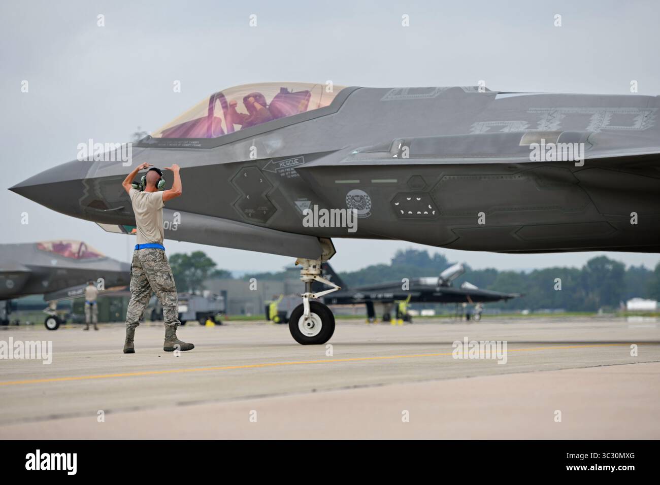 12 agosto 2019 - Volk Field Air National Guard Ba, Wisconsin, USA - Airman 1st Class Jaiden Clark, un capo dell'equipaggio del 33rd Aircraft Maintenance Squadron e un pilota del 58th Fighter Squadron scambiano il segnale Squadron Motivational Rage Hand lo Squadron il primo giorno dell'esercitazione Northern Lightning a Volk Field, Wisconsin, 12 agosto 2019. I piloti e gli addetti alla manutenzione lavorano insieme per confermare la sicurezza del volo prima del decollo. (Immagine di credito: © U.S. Air Force/ZUMA Wire/ZUMAPRESS.com) Foto Stock