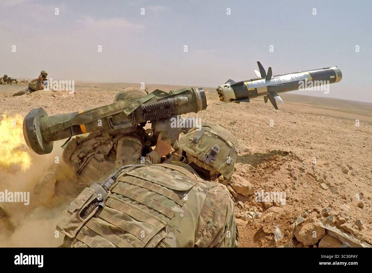 27 agosto 2019, Giordania: Soldati di fanteria con 1st Battalion, 8th Infantry Regiment, 3rd Armored Brigade Combat Team, 4th Infantry Division, sparano un FGM-148 Javelin durante un'esercitazione di fuoco vivo ad armi combinate a sostegno di Eager Lion, l'esercitazione più grande e complessa del comando centrale degli Stati Uniti, è un'opportunità per integrare le forze in un ambiente multilaterale, operare su un terreno realistico e rafforzare le relazioni militari-militari. (Immagine di credito: © U.S. Army/ZUMA Wire/ZUMAPRESS.com) Foto Stock