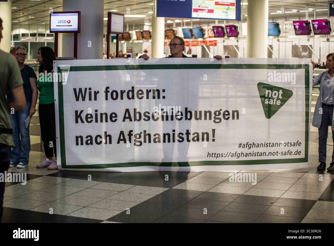 27 agosto 2019, Monaco, Baviera, Germania: "Non chiediamo deportazioni in Afghanistan”. In concomitanza con una deportazione di massa dalla Germania in Afghanistan, 100 rifugiati, migranti e attivisti hanno organizzato una protesta contro la politica dei rifugiati di Germanyâ all'aeroporto internazionale di Monaco. Tra le critiche si annoverano l'uso di Ankerzentren (centri di ancoraggio) progettato per sequestrare rifugiati e migranti dalla società, valutazioni inique dell'asilo da parte del BAMF, la convenzione Dublino III, e la controversa terra di â œsafe di originâ decisioni che sono state utilizzate per accelerare le deportazioni in guerra Foto Stock