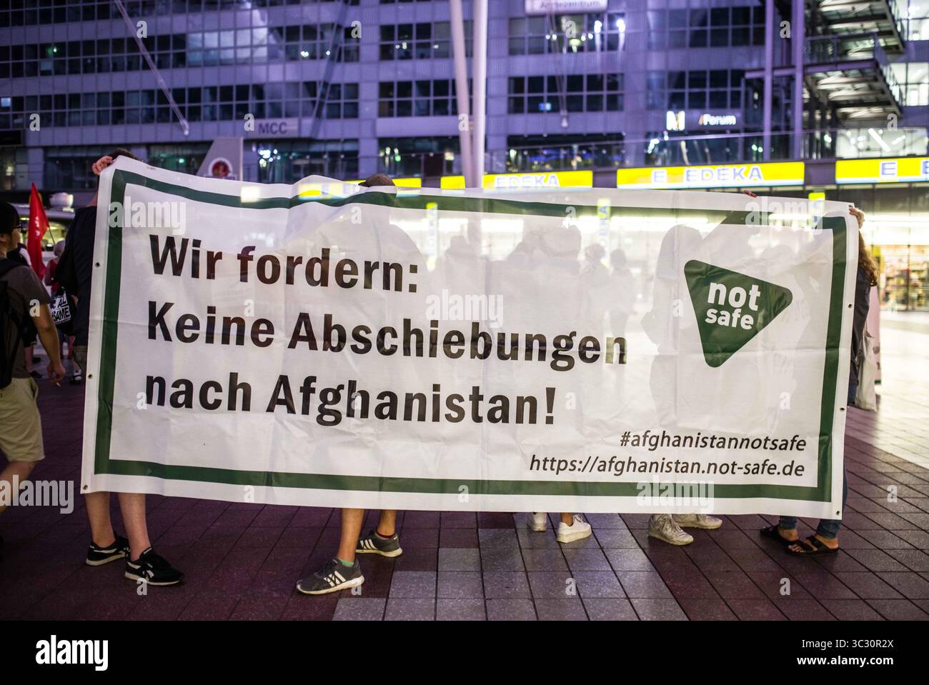 27 agosto 2019, Monaco, Baviera, Germania: "Non chiediamo deportazioni in Afghanistan”. In concomitanza con una deportazione di massa dalla Germania in Afghanistan, 100 rifugiati, migranti e attivisti hanno organizzato una protesta contro la politica dei rifugiati di Germanyâ all'aeroporto internazionale di Monaco. Tra le critiche si annoverano l'uso di Ankerzentren (centri di ancoraggio) progettato per sequestrare rifugiati e migranti dalla società, valutazioni inique dell'asilo da parte del BAMF, la convenzione Dublino III, e la controversa terra di â œsafe di originâ decisioni che sono state utilizzate per accelerare le deportazioni in guerra Foto Stock