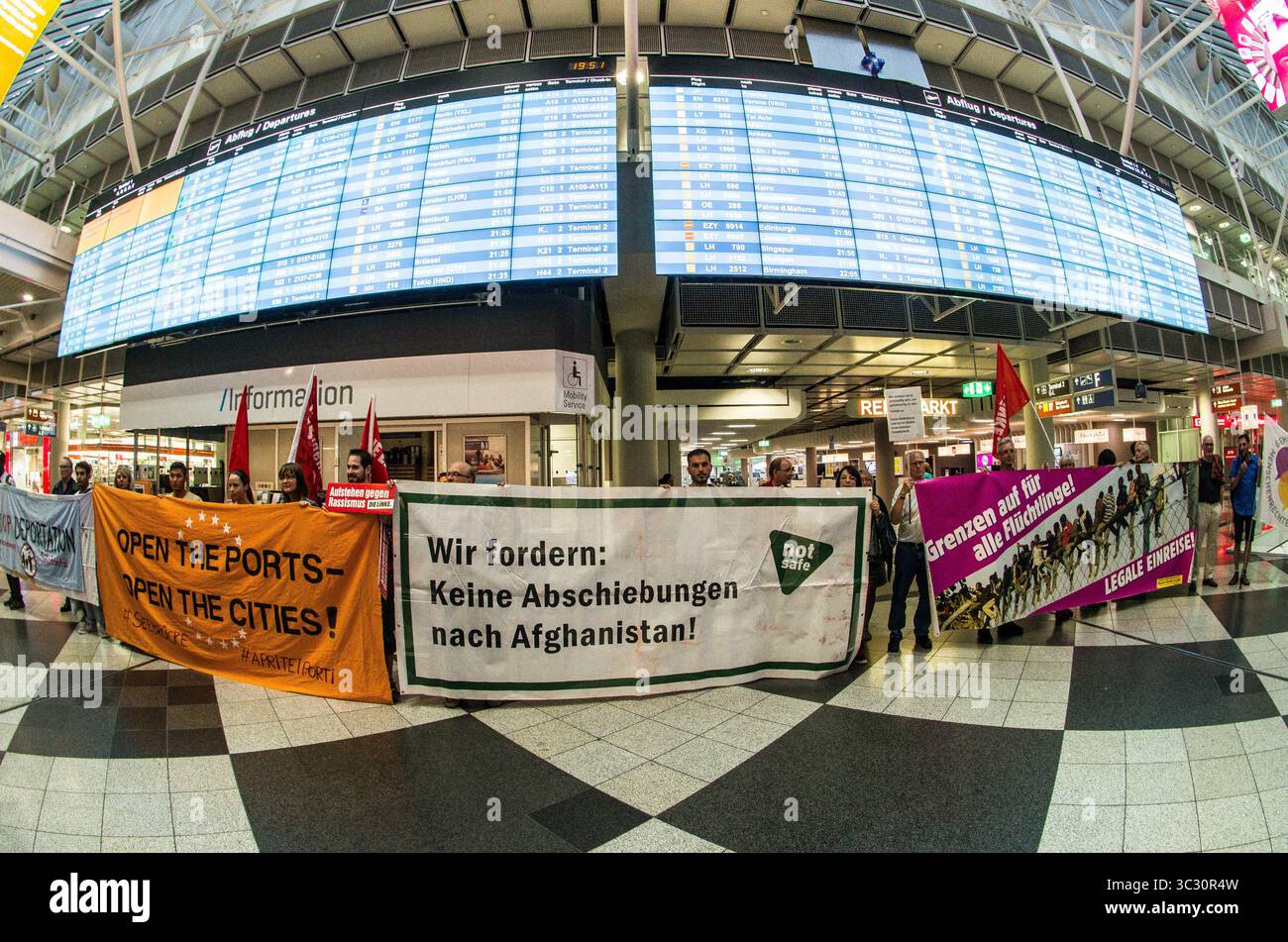 27 agosto 2019, Monaco di Baviera, Germania: "Frontiere aperte per i rifugiati". In concomitanza con una deportazione di massa dalla Germania in Afghanistan, 100 rifugiati, migranti e attivisti hanno organizzato una protesta contro la politica dei rifugiati di Germanyâ all'aeroporto internazionale di Monaco. Tra le critiche si annoverano l'uso di Ankerzentren (centri di ancoraggio) progettato per sequestrare rifugiati e migranti dalla società, valutazioni inique dell'asilo da parte del BAMF, la convenzione Dublino III, e la controversa terra di â œsafe di originâ decisioni che sono state utilizzate per accelerare le deportazioni nelle zone di guerra. (Credito Foto Stock