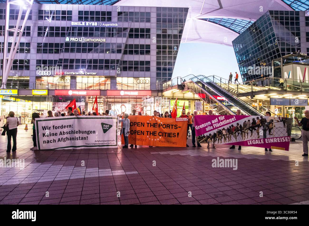 27 agosto 2019, Monaco di Baviera, Germania: "Frontiere aperte per i rifugiati". In concomitanza con una deportazione di massa dalla Germania in Afghanistan, 100 rifugiati, migranti e attivisti hanno organizzato una protesta contro la politica dei rifugiati di Germanyâ all'aeroporto internazionale di Monaco. Tra le critiche si annoverano l'uso di Ankerzentren (centri di ancoraggio) progettato per sequestrare rifugiati e migranti dalla società, valutazioni inique dell'asilo da parte del BAMF, la convenzione Dublino III, e la controversa terra di â œsafe di originâ decisioni che sono state utilizzate per accelerare le deportazioni nelle zone di guerra. (Credito Foto Stock