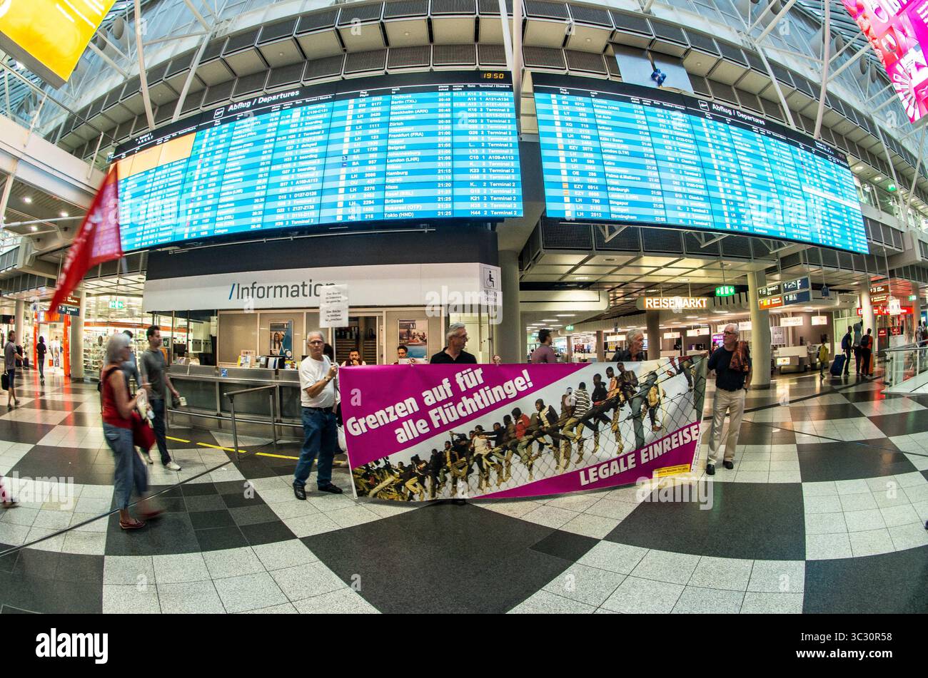 27 agosto 2019, Monaco di Baviera, Germania: "Frontiere aperte per i rifugiati". In concomitanza con una deportazione di massa dalla Germania in Afghanistan, 100 rifugiati, migranti e attivisti hanno organizzato una protesta contro la politica dei rifugiati di Germanyâ all'aeroporto internazionale di Monaco. Tra le critiche si annoverano l'uso di Ankerzentren (centri di ancoraggio) progettato per sequestrare rifugiati e migranti dalla società, valutazioni inique dell'asilo da parte del BAMF, la convenzione Dublino III, e la controversa terra di â œsafe di originâ decisioni che sono state utilizzate per accelerare le deportazioni nelle zone di guerra. (Credito Foto Stock
