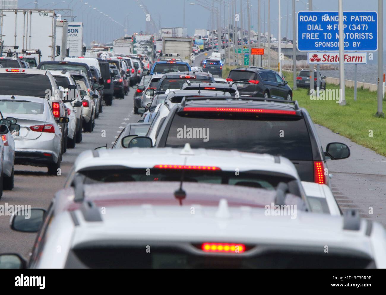 7 febbraio 2019, Clearwater, Florida, Stati Uniti: Lungo le corsie in direzione sud della i-275 si vede traffico pesante sul ponte Howard Frankland mercoledì 28 agosto 2019 a Clearwater. Un SUV bianco si stava dirigendo a sud Ã'in una sconsiderata mannerÃ“ quando il conducente cambiò corsia e si scontrò con una Ford F-150, secondo la Florida Highway Patrol. La sezione posteriore destra del SUV ha colpito la parte anteriore del pick-up, facendo ruotare il SUV, capovolgerlo un certo numero di volte e ribaltare la barriera in acqua, ha detto i soldati. (Immagine di credito: © Douglas Clifford/Tampa Bay Times tramite ZUMA Wire) Foto Stock