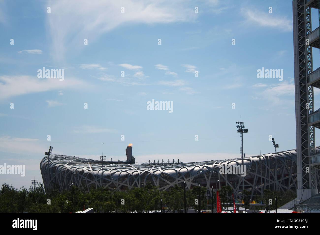 Beijing 2008 Olympic Bird's Nest Stadium con Flaming Cauldron sotto Blue Sky Foto Stock