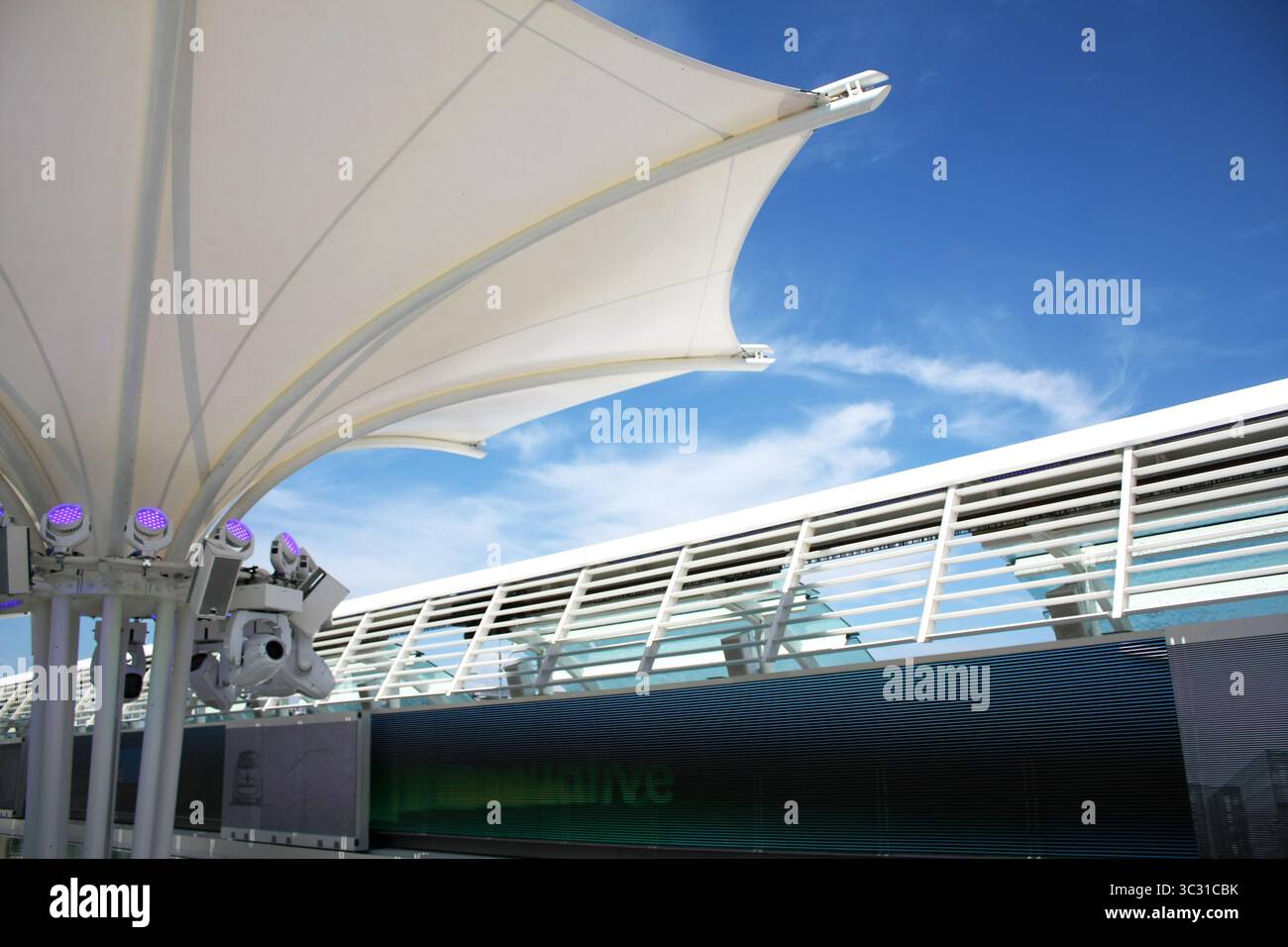 Soffitto a membrana e illuminazione da palcoscenico a Pechino 2008 Olympic Venue sotto il cielo azzurro trasparente Foto Stock