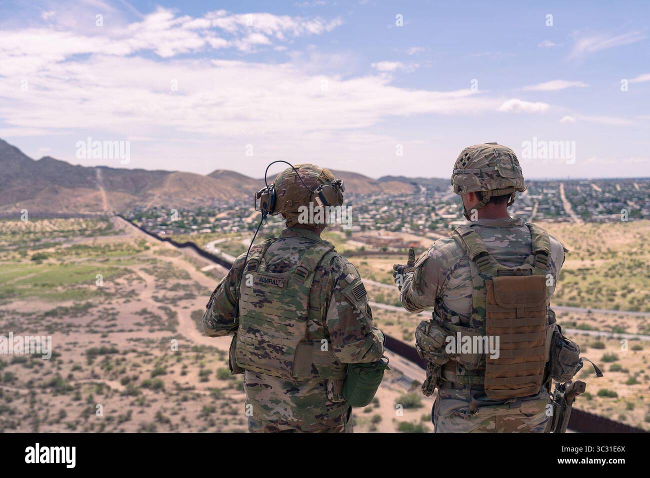 Da sinistra, il tenente generale dell'esercito americano Kevin D. ammiraglio, comandante generale del III corpo riceve un breve mandato dal capitano Colton Horton comandante della Bravo Company, 1st Battalion, 41st Infantry Regiment, assegnato alla Joint Task Force-Southern Border, a Santa Teresa, N.M., 23 luglio 2025. Durante la visita, il comandante generale ha discusso la disponibilità operativa e i partenariati tra agenzie con i leader del JTF-SB. JTF-SB esegue operazioni su larga scala, agili e su tutti i domini a supporto delle dogane e della protezione delle frontiere degli Stati Uniti per proteggere l'integrità territoriale degli Stati Uniti e raggiungere il 100% di controllo operativo Foto Stock