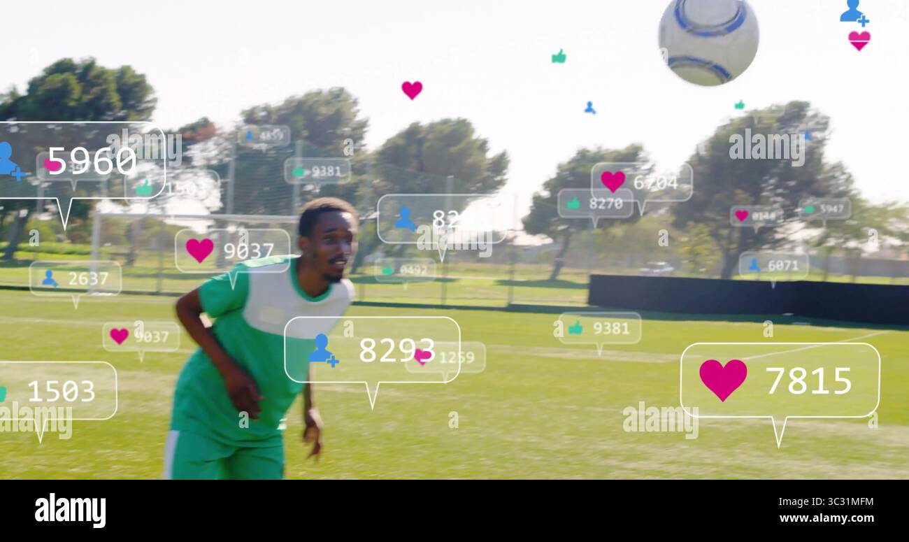 Giocatore di corsa che indossa una divisa verde-bianca che insegue la palla sul campo di erba, mostrando icone sociali fluttuanti Foto Stock