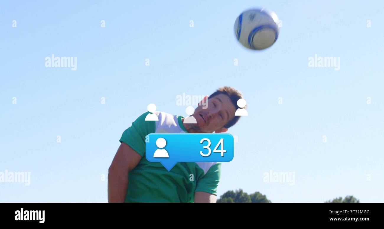 Giocatore di calcio che indossa una maglia che salta e si dirige sul campo, con icone sovrapposte e bolla Foto Stock