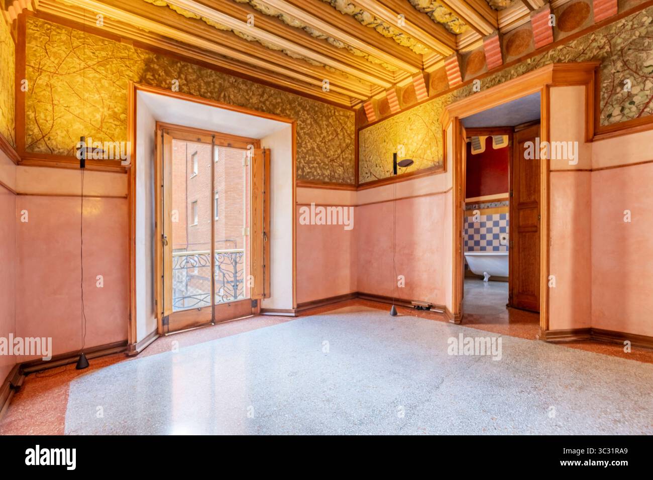 Camera interna in Casa Vicens, Barcellona con soffitti decorati e finestra con balcone, che mostra il design Antoni Gaudí. Pareti vivaci, pavimento lucido Foto Stock