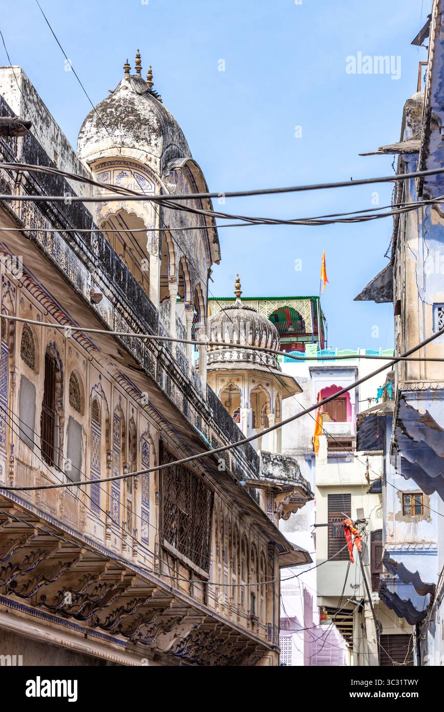 Vista sulla strada di un vecchio Haveli a Pushkar, Rajasthan, India Foto Stock