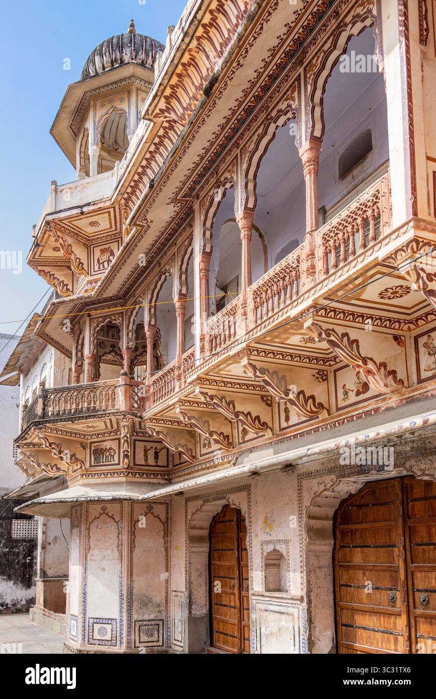 Splendido edificio storico con complesso design Rajasthani a Pushkar, India, 28 gennaio 2024 Foto Stock