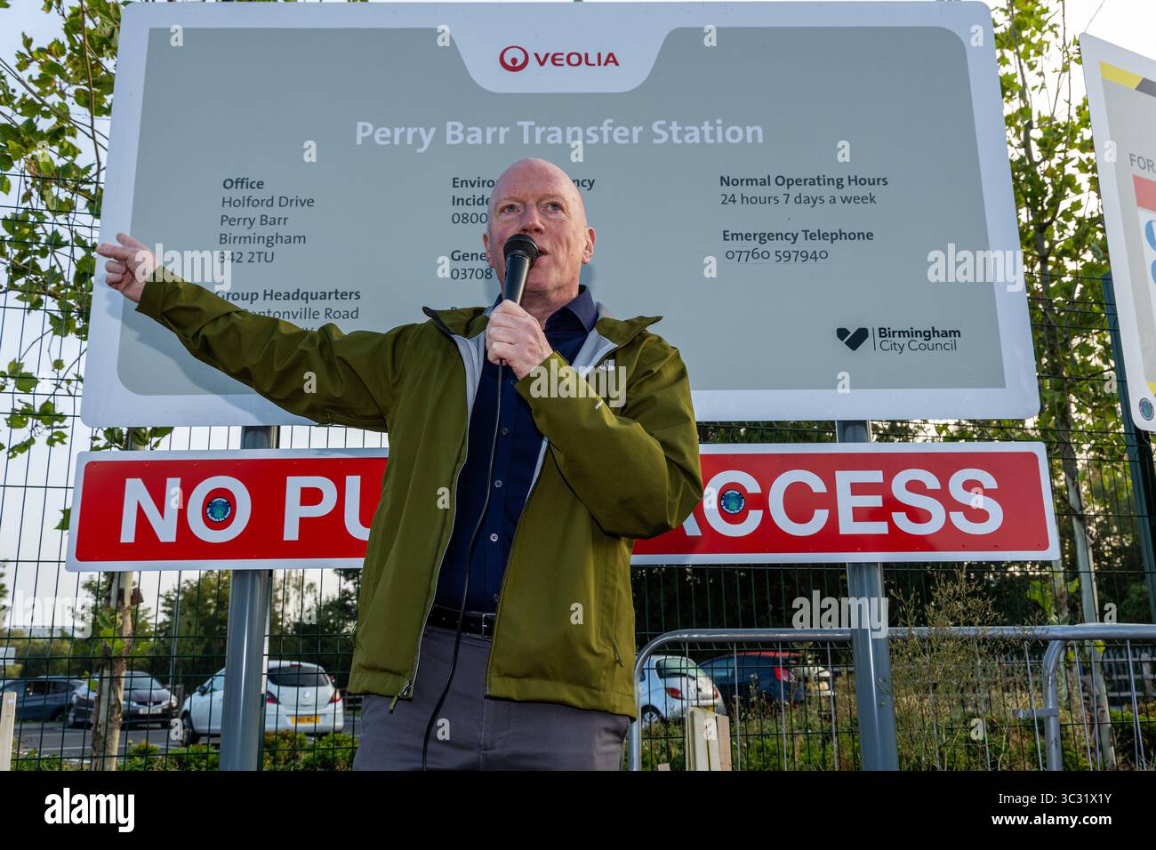 Birmingham, Regno Unito. 25 luglio 2025. Il segretario generale del NASUWT Matt Wrack parla alla linea del picchetto al Perry Barr Waste Depot vicino Birmingham come parte del Birmingam Bin Strike. Crediti: Neil Terry/Alamy Live News Foto Stock