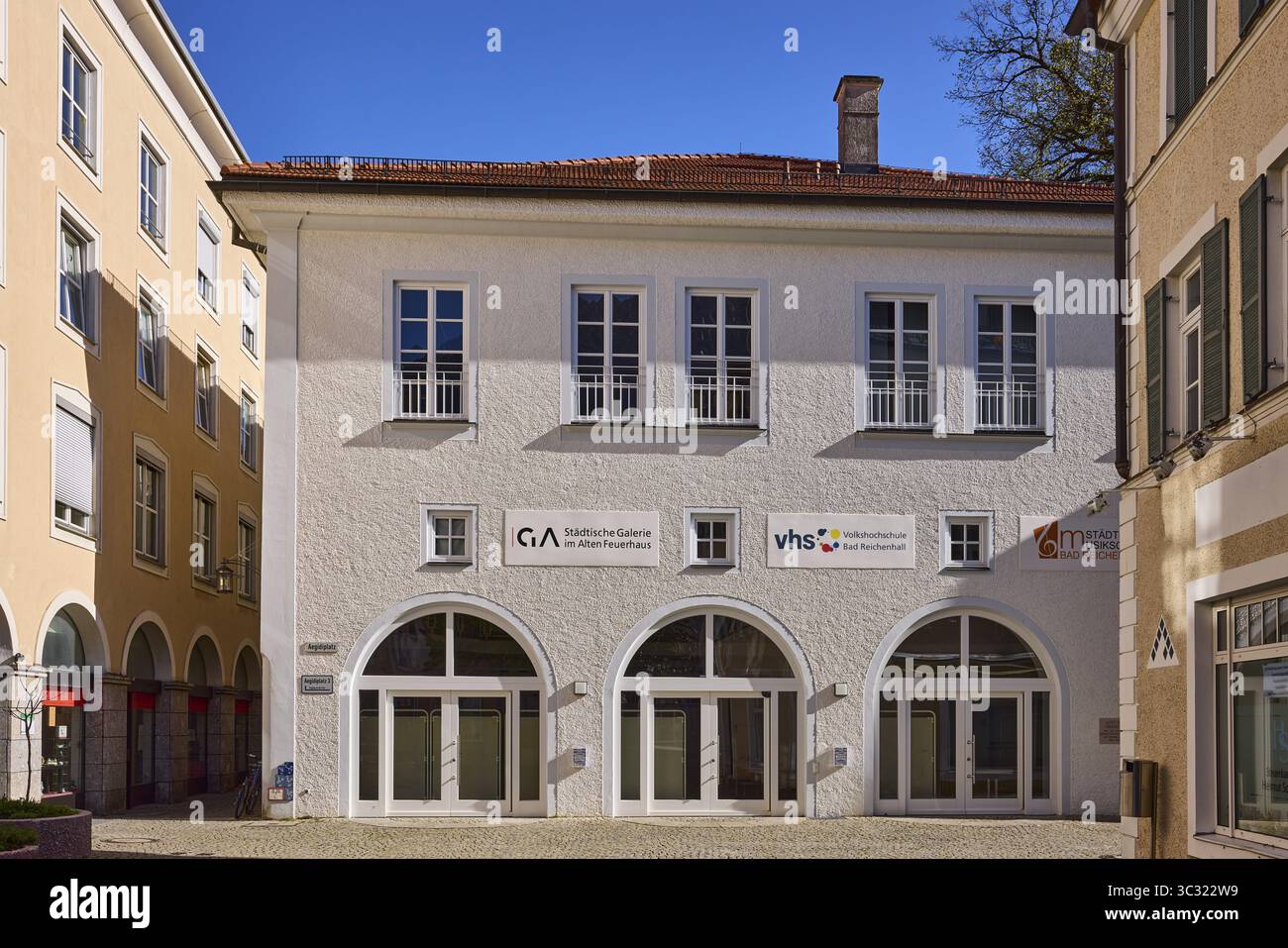 VHS, centro di istruzione per adulti, edificio, zona pedonale, facciata, finestra, cielo blu, senza nuvole, Aegidiplatz, Bad Reichenhall, distretto di Berchtesgadener Foto Stock