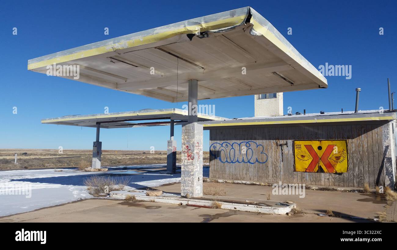 stazione di servizio abbandonata, route 66, arizona Foto Stock