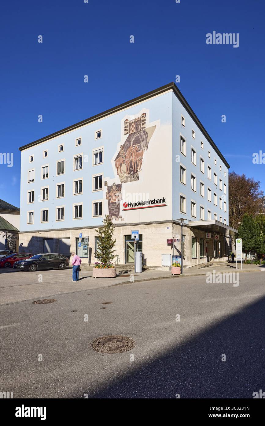 Hypovereinsbank, UniCredit Bank GmbH, edificio residenziale e commerciale, parcheggio, alberi, cielo blu, senza nuvole, Bahnhofstrasse, Bad Reichenhall, Berc Foto Stock