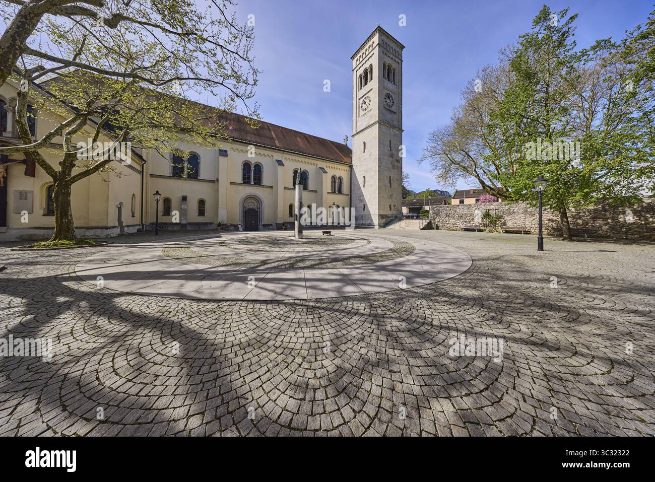 San Nicola, chiesa, alberi, piazza, ciottoli, ombra, cielo blu, nuvoloso, Dompropst-von-Lechner-Platz, Nikolaiweg, Bad Reichenhall, distretto di Ber Foto Stock