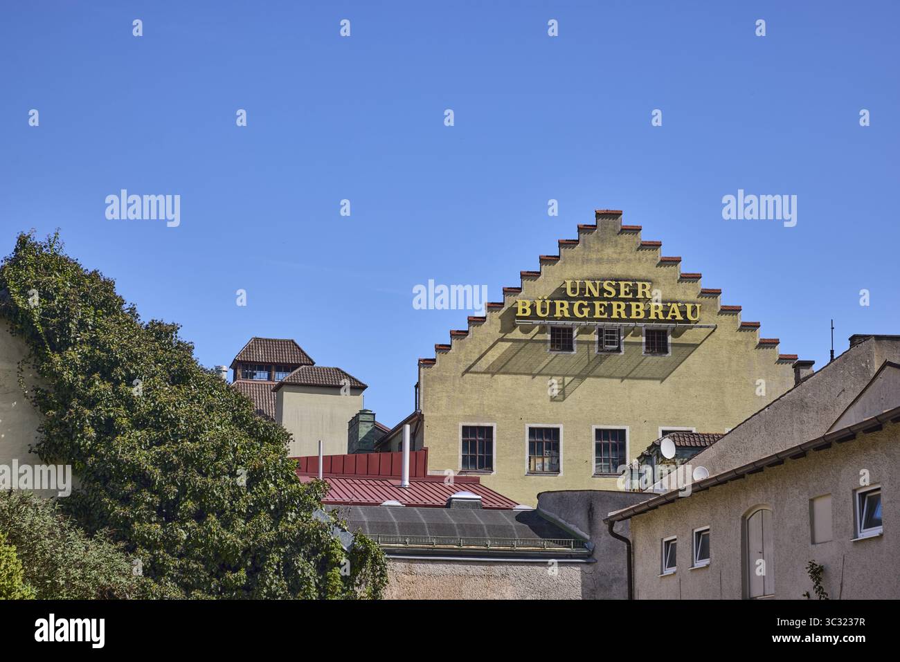 Buergerbraeu Bad Reichenhall August Roehm + Soehne KG, case, tetto, timpano, cielo blu, Cloudless, Bad Reichenhall, distretto Berchtesgadener Land, Bavar Foto Stock