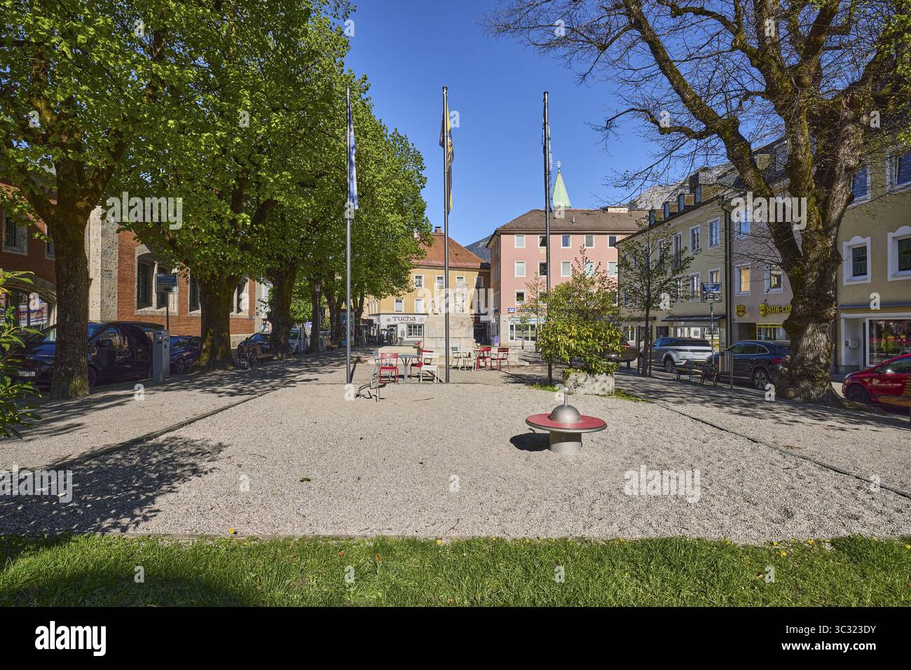 Quadrato, architettura generale, flagpole, bandiere, alberi, prato, cielo azzurro, nuvoloso, Unterer Lindenplatz, Bad Reichenhall, distretto di Berchtesgadener Land Foto Stock
