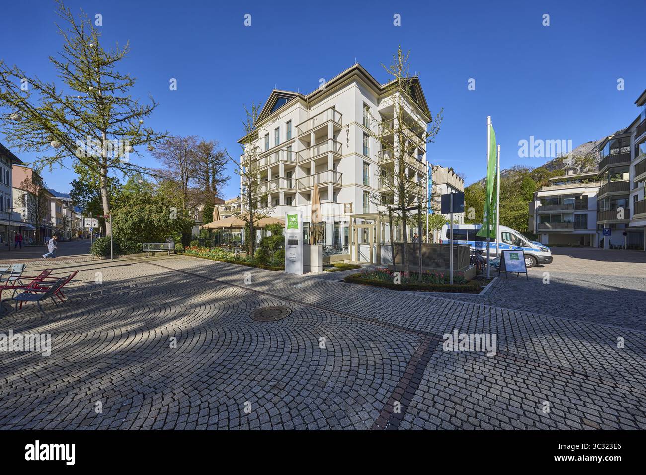 Hotel, ibis Styles, edificio, zona pedonale, alberi, parcheggio, cielo blu, senza nuvole, Salzburger Strasse, Bad Reichenhall, Berchtesgadener Land District Foto Stock