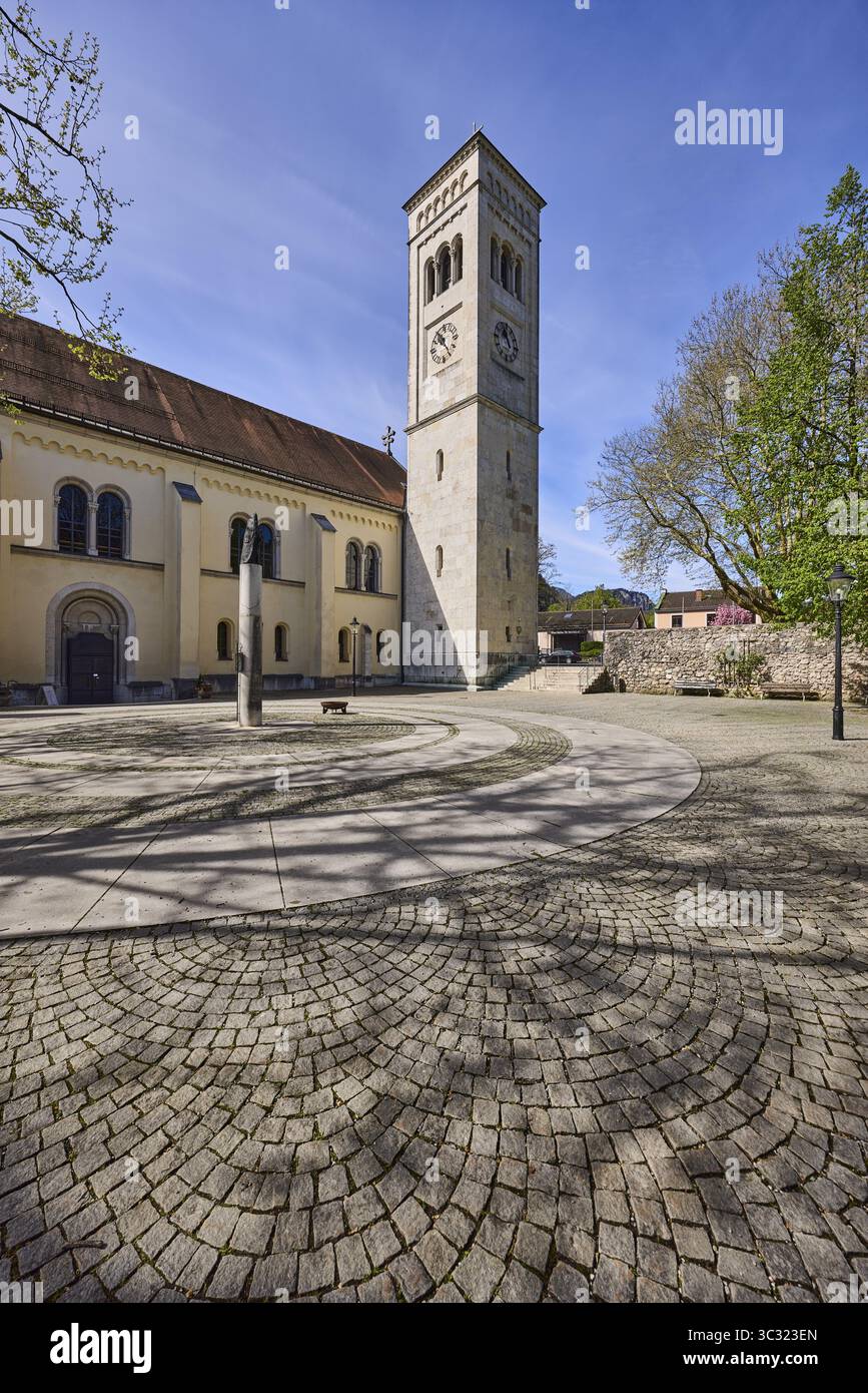 San Nicola, chiesa, alberi, piazza, ciottoli, ombra, cielo blu, nuvoloso, Dompropst-von-Lechner-Platz, Nikolaiweg, Bad Reichenhall, distretto di Ber Foto Stock