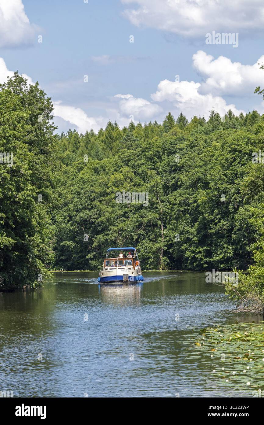 Casa galleggiante, canale tra Mirower SEE e Zotzensee, distretto dei laghi di Meclemburgo, Meclemburgo-Vorpommern, Germania Foto Stock