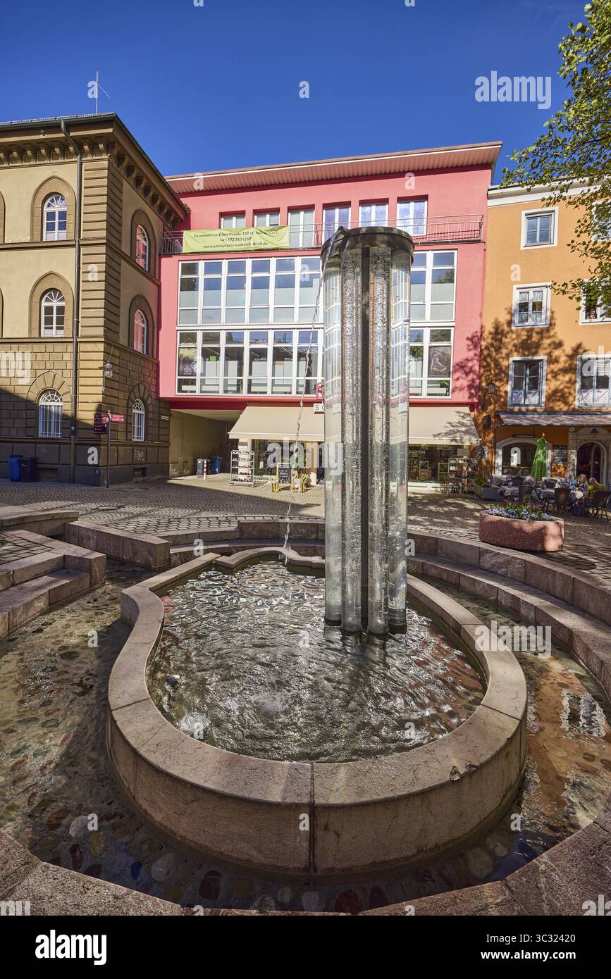 Angererbrunnen, fontana di cristallo, fontana, zona pedonale, edifici commerciali, edifici, alberi, cielo azzurro, senza nuvole, Poststrasse, Bad Reichenhall Foto Stock
