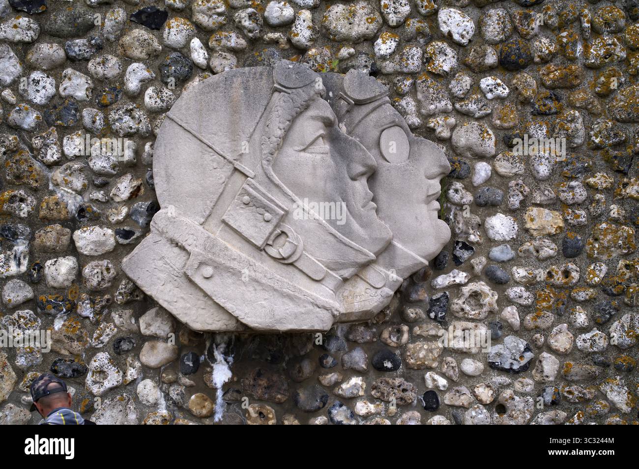 Ritratti, memoriale in onore degli aviatori francesi Francois coli e Charles Nungesser, dietro la chiesa Chapelle Notre Dame de la Garde, Etretat Foto Stock