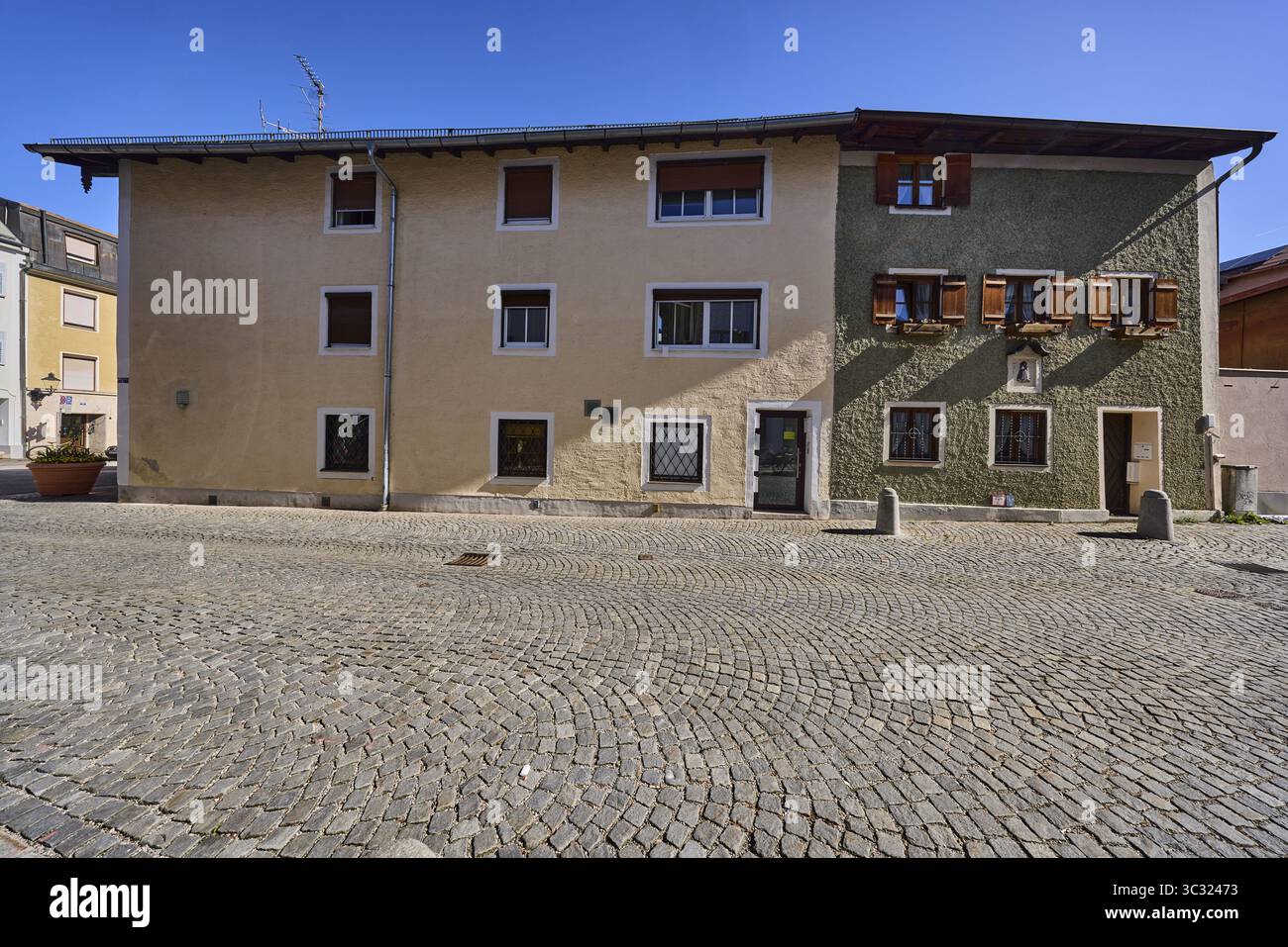 Edifici storici, case, facciata, finestre, porte, vicolo, ciottoli, dissuasori, cielo blu, senza nuvole, Sebastianigasse, Bad Reichenhall, Berchte Foto Stock