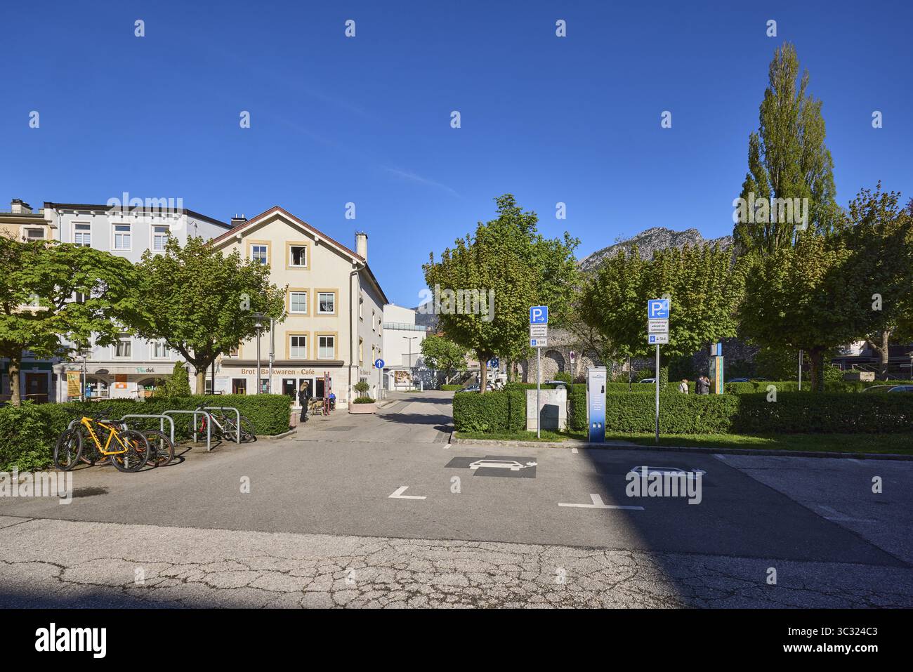Parcheggio, case, edificio, parcheggio auto, stand biciclette, bicicletta, alberi, siepi, cielo blu, nuvoloso, Spitalgasse, Bad Reichenhall, Berchtesgadener Land di Foto Stock