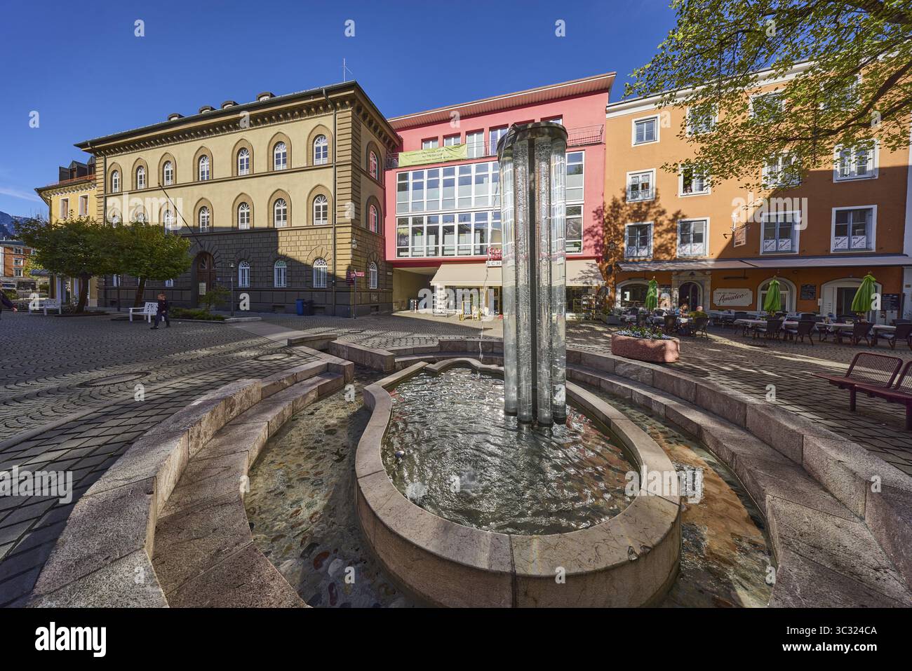 Angererbrunnen, fontana di cristallo, fontana, zona pedonale, edifici commerciali, edifici, alberi, cielo azzurro, senza nuvole, Poststrasse, Bad Reichenhall Foto Stock