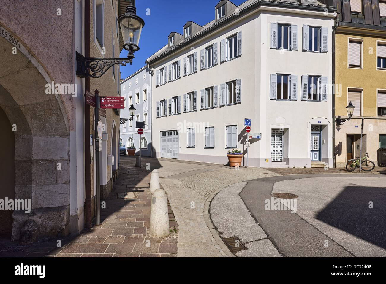 Edifici storici, case, strade, facciata, finestra, lanterna, cielo blu, nuvoloso, attraversamento Sebastianigasse con Tiroler Strasse, Bad Reichenhall, dis Foto Stock
