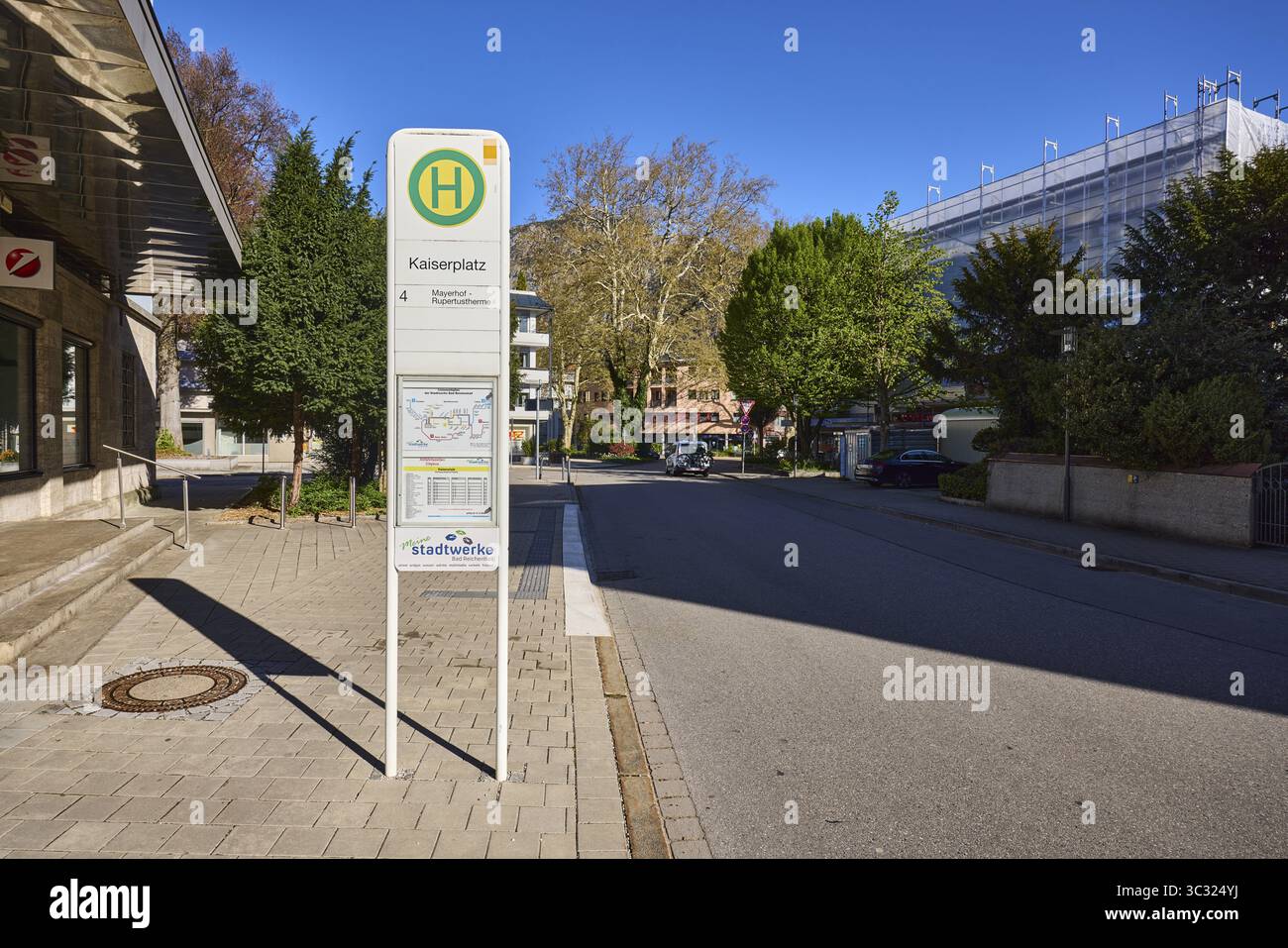 Fermata dell'autobus Kaiserplatz, edificio, marciapiede, lastre di pavimentazione, cielo blu, Cloudless, Street, Bahnhofstrasse, Bad Reichenhall, District Berchtesgadener Land, B Foto Stock