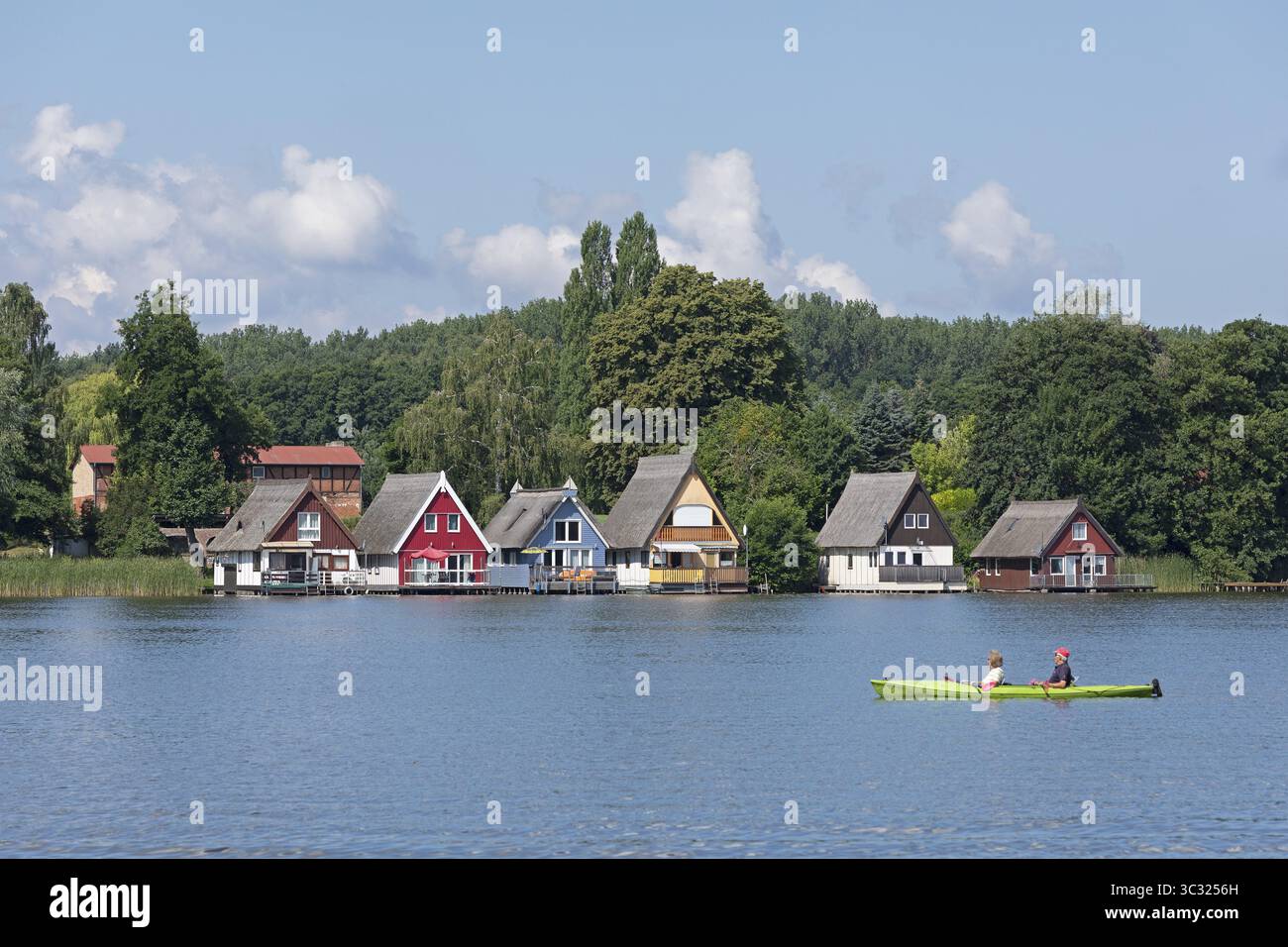 Case vacanze sul lago Mirow, canoa, Mirow, distretto dei laghi del Meclemburgo, Meclemburgo-Pomerania occidentale, Germania Foto Stock