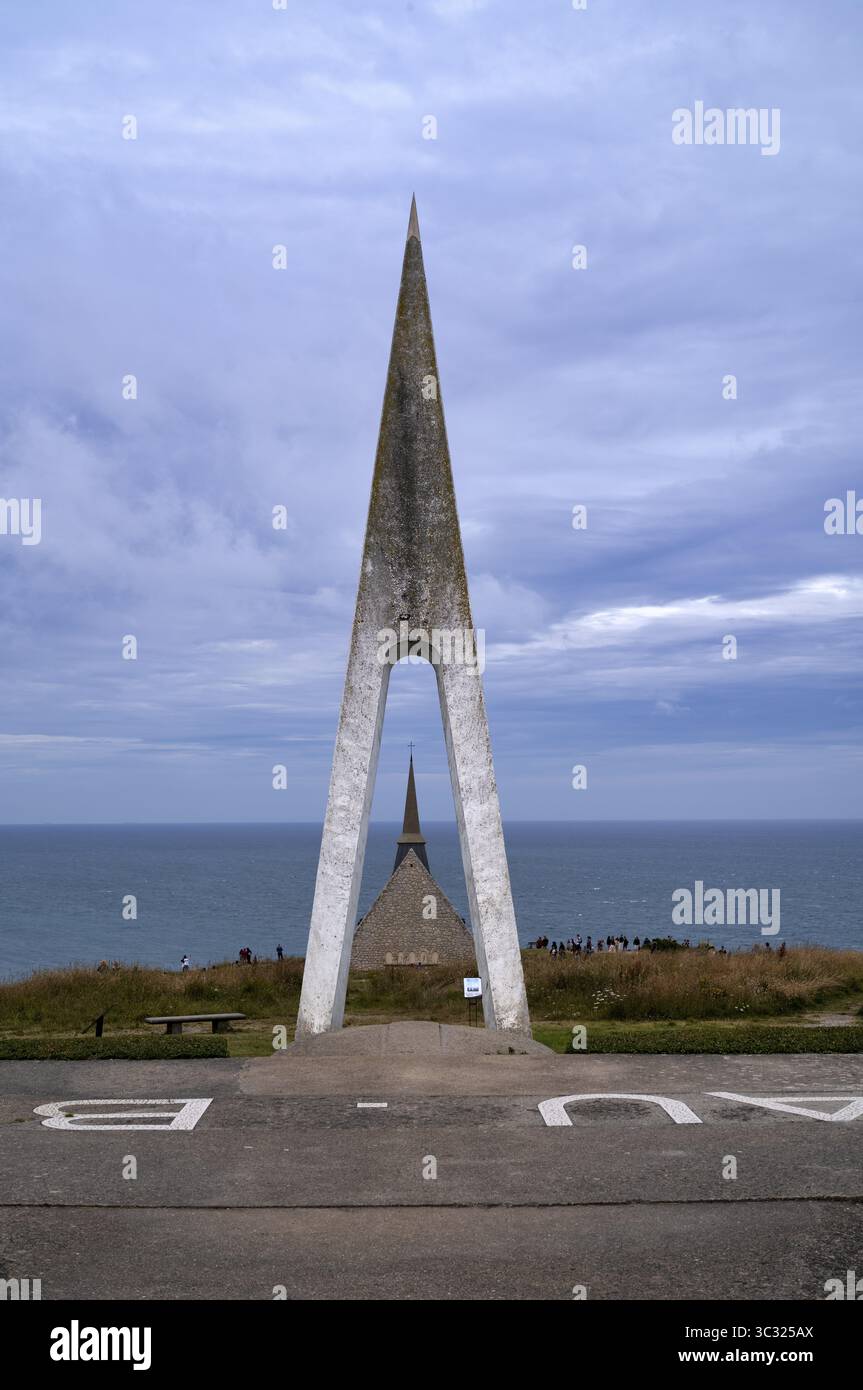 Monumento in onore degli aviatori francesi Francois coli e Charles Nungesser, dietro la chiesa Chapelle Notre Dame de la Garde, Etretat, Normandia Foto Stock