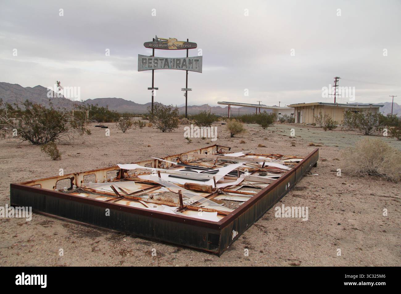 edificio abbandonato, route 66, essex california Foto Stock