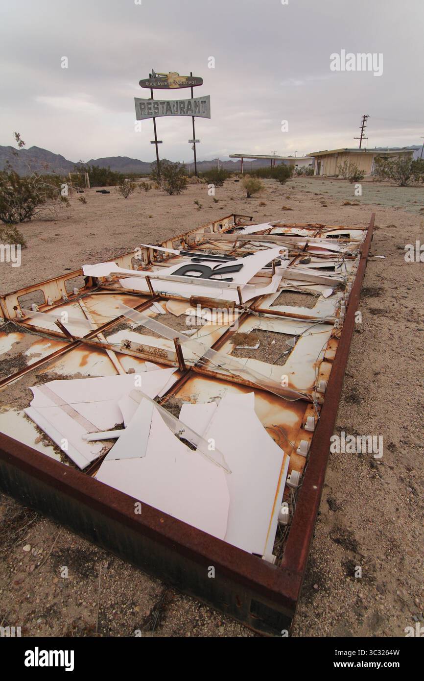 edificio abbandonato, route 66, essex california Foto Stock