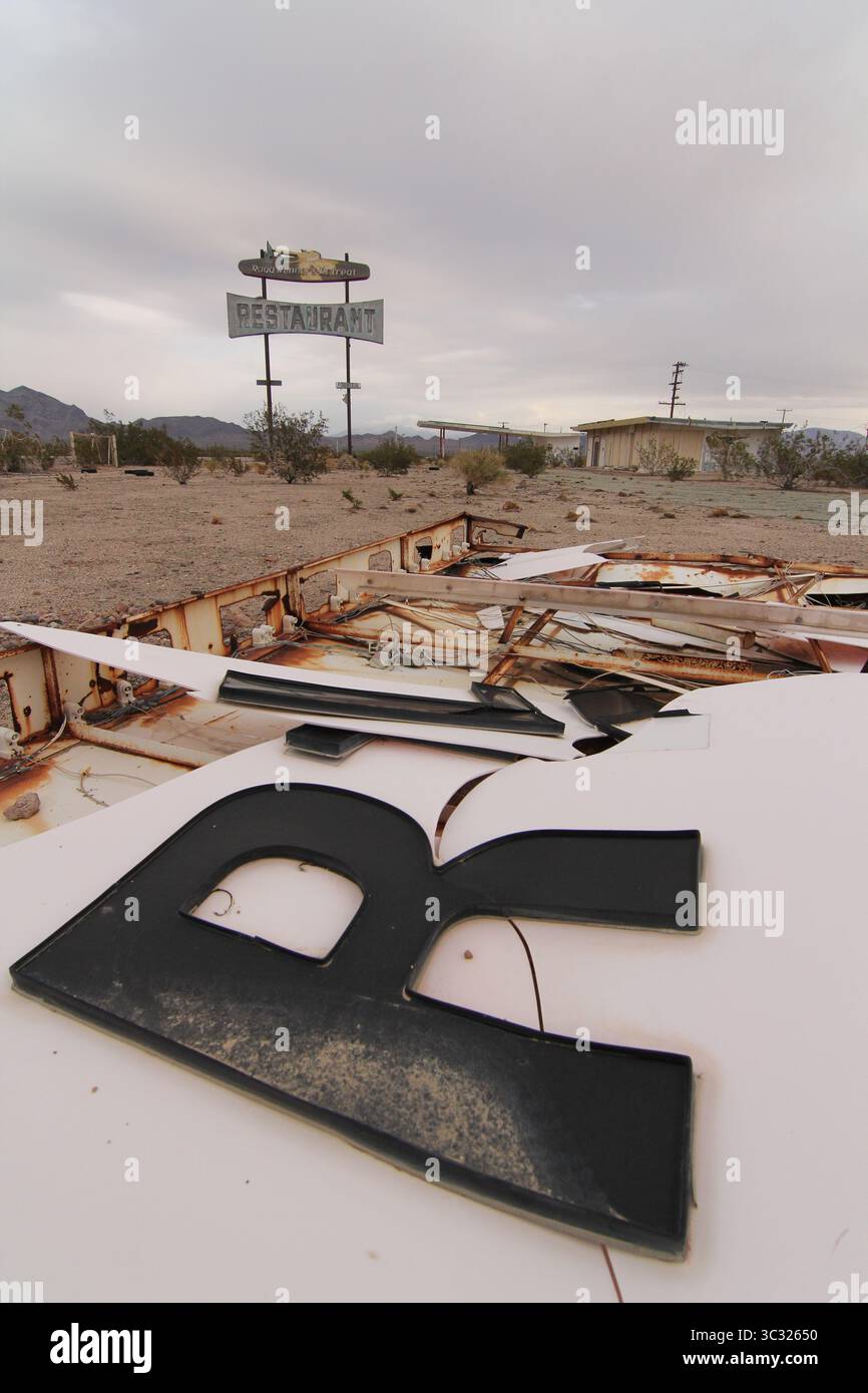 edificio abbandonato, route 66, essex california Foto Stock