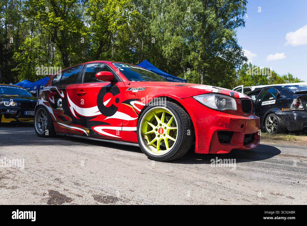 Auto BMW drift con ruote al neon parcheggiata nel paddock. Alytus, Lituania, 25 maggio 2025 Foto Stock