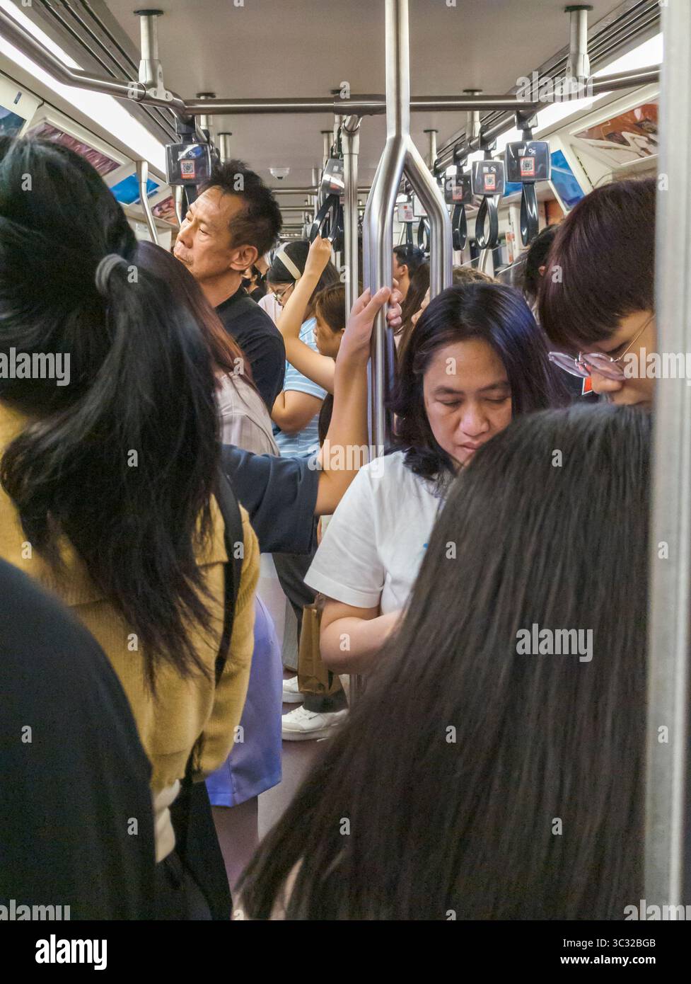 Bangkok, Thailandia - giugno 30 2024: All'interno di una carrozza BTS Skytrain, durante un viaggio attraverso il centro della città, nel pomeriggio, i passeggeri viaggiano in parente Foto Stock