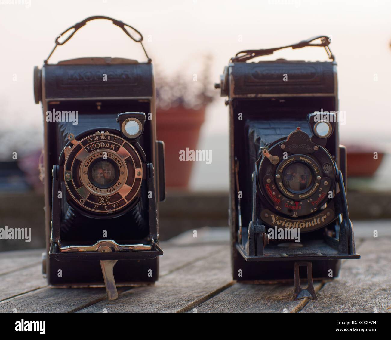 Antiche fotocamere Kodak e Voigtlander con soffietto e obiettivi Foto Stock