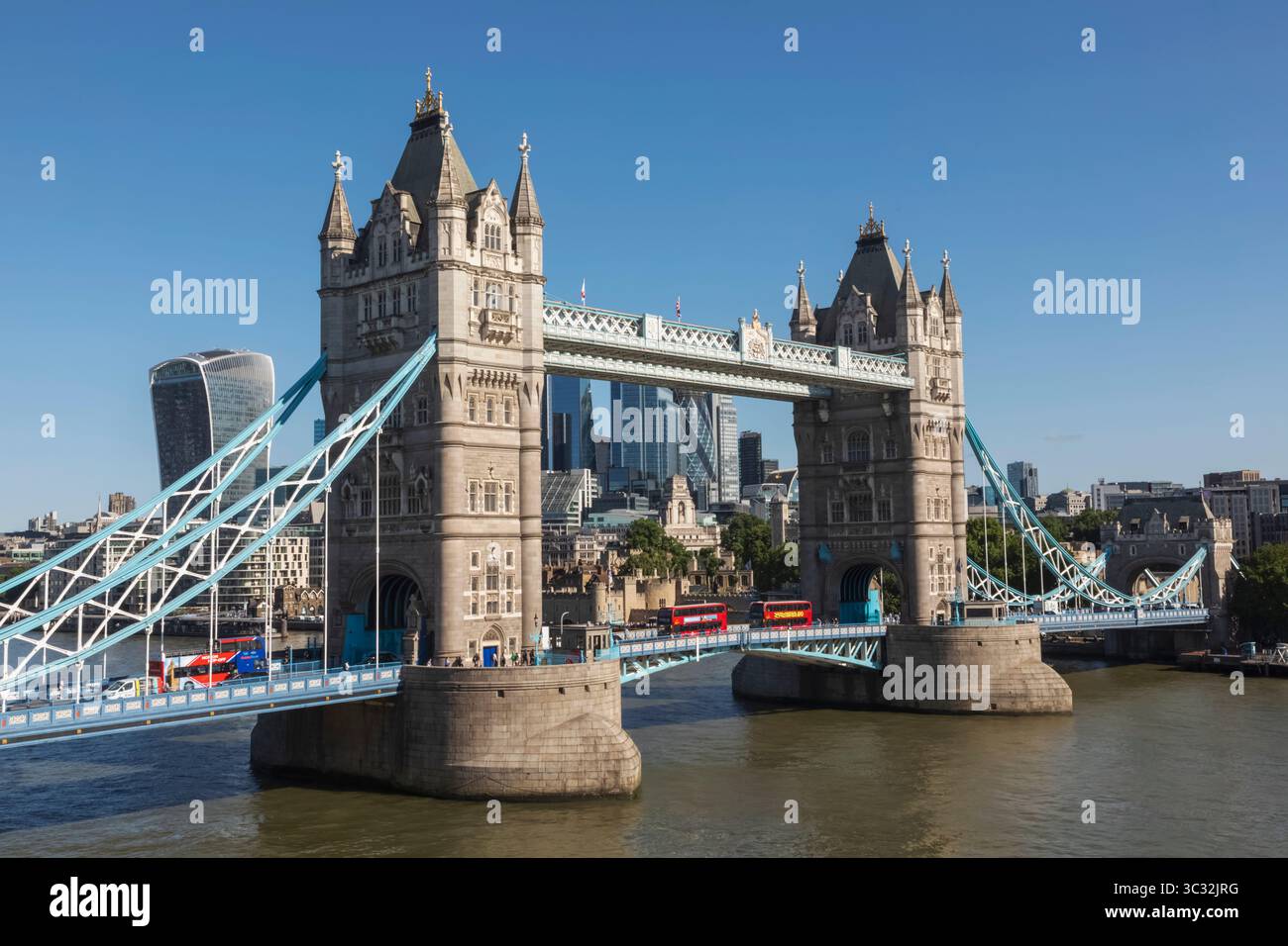 Inghilterra, Londra, vista diurna elevata del Tower Bridge e dello skyline della City of London Foto Stock
